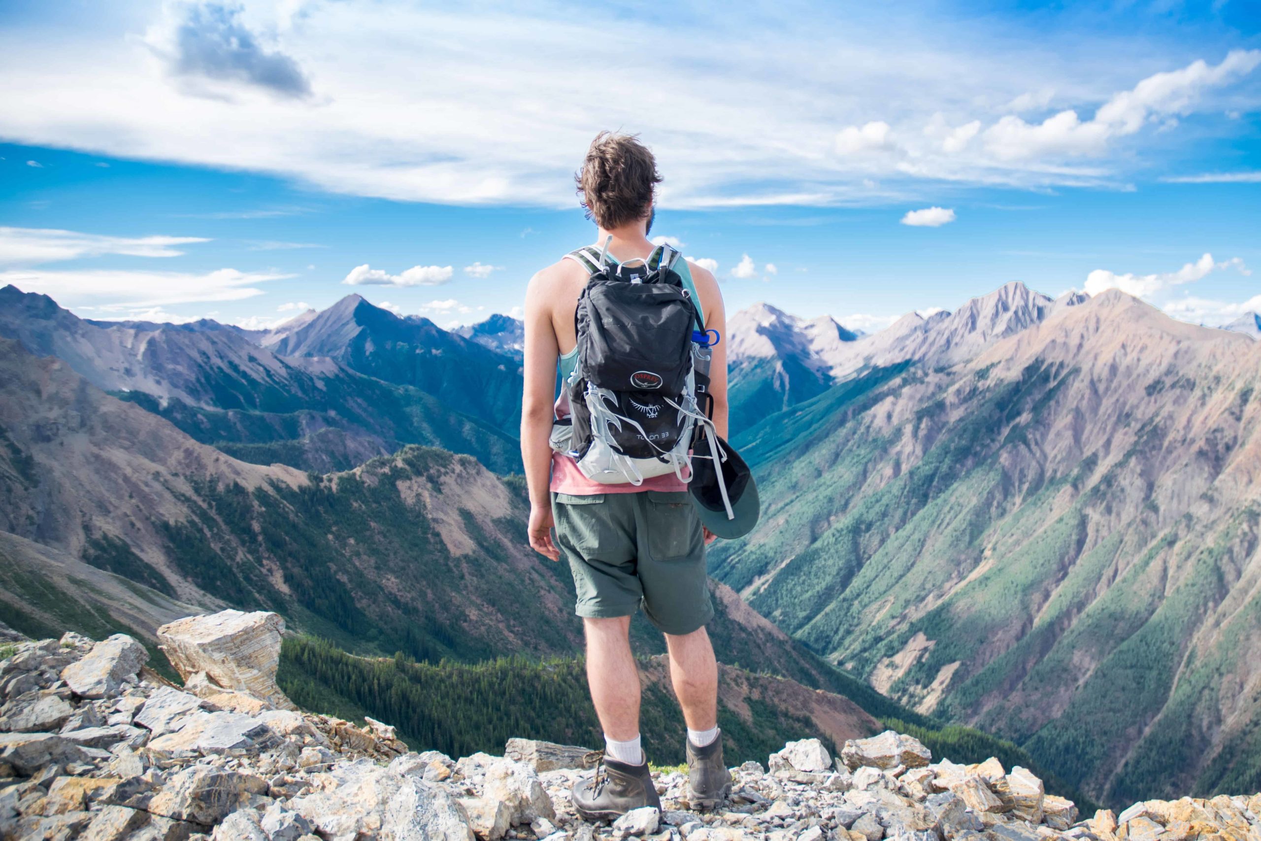 Climb a high mountain. Треккинг хайкинг. Человек в горах. Поход в горы. Парень в горах.