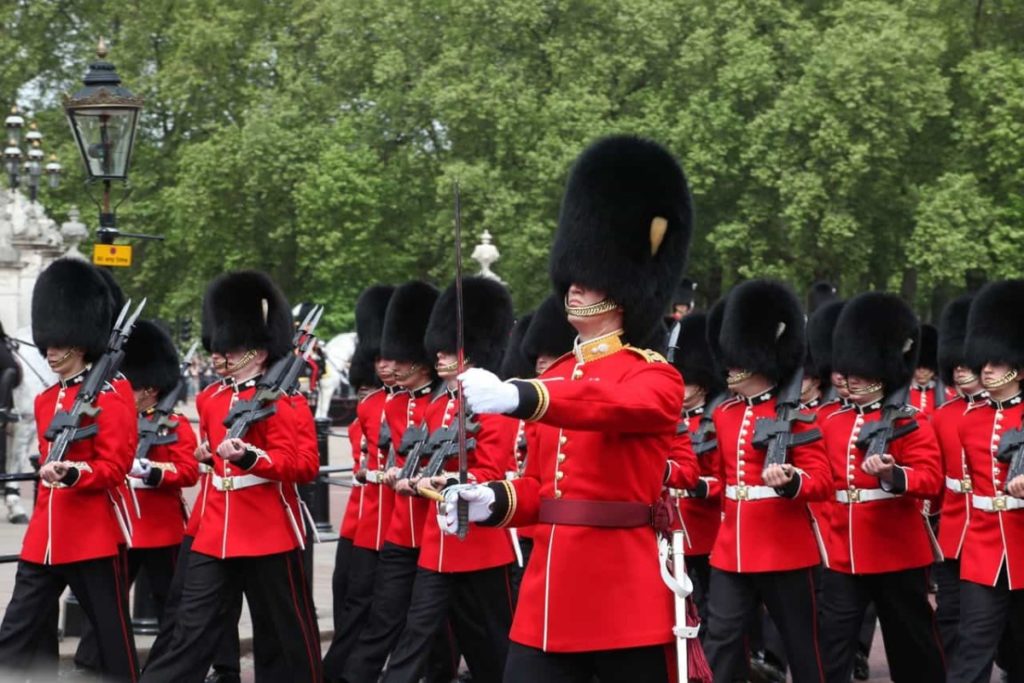 changing of the guard at buckingham palace